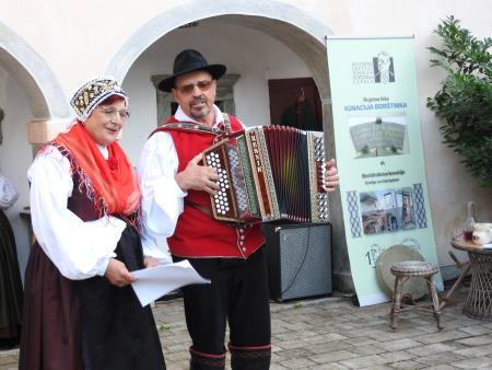 Ljudska pevca ob spremljavi diatonične harmonike Sezidal sem si vinski hram in En hribček bom kupil